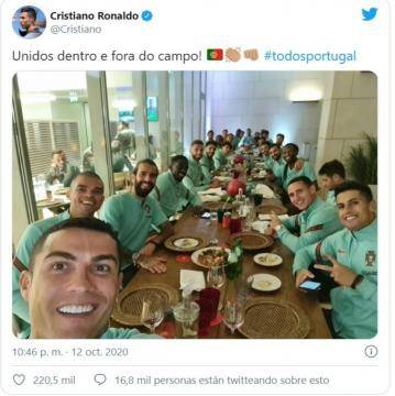 Cristiano Ronaldo comparte en sus redes sociales fotos de una reunión sin medidas de seguridad.