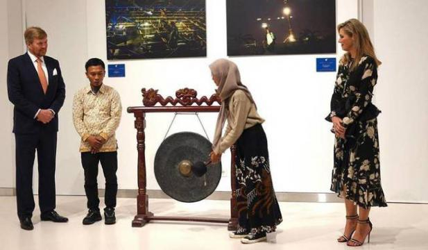 La reina Máxima y el monarca holandés en Casa Erasmus, visitando una muestra de fotografía,
