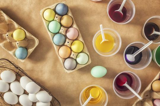 Uova di Pasqua fai da te: come colorare le uova con coloranti naturali.