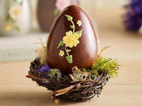 Uova di Pasqua fai da te: come realizzare uova di cioccolato senza stampo.