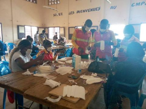 Le CMPJ de Yaoundé accueillant divers contributeurs à la fabrication de masques (c) Minjec