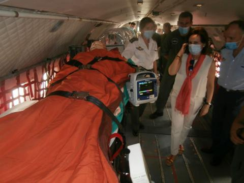 Los oficiales de la UMAER muestran a la ministra en modo de transportar heridos con seguridad en el avión