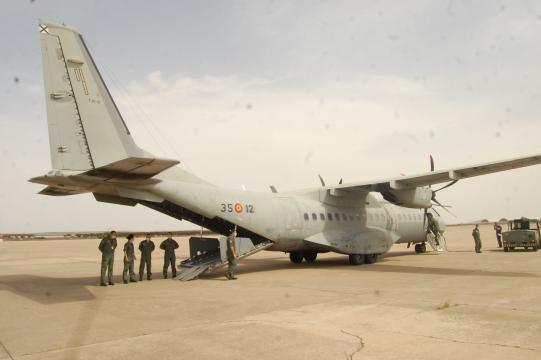 Un C-295 medicalizado espera con su tripulación a píe de pista