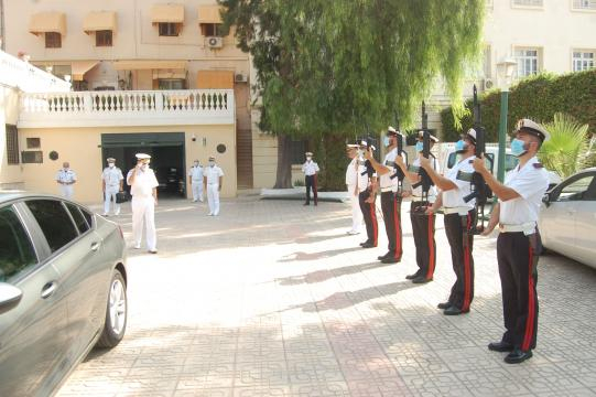 El almirante saluda al piquete de honores antes de partir