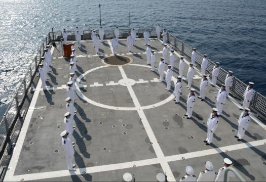Las medidas de protección anti Covid se mantienen incluso en las ceremonias, en un relevo de mando toda la tripulación emplea mascarilla