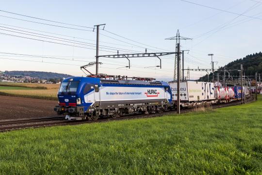 Hupac Intermodal - treno Vectron blu