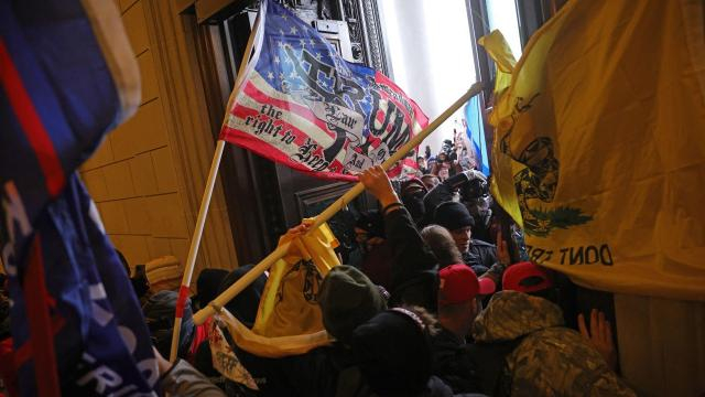 4 fallecidos y más de 50 detenidos por el asalto al Capitolio