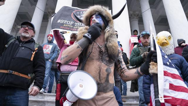 Vestidos de forma estrafalaria los seguidores de Donald Trump tomaron el edificio del Capitolio en un episodio inaudito de violencia.