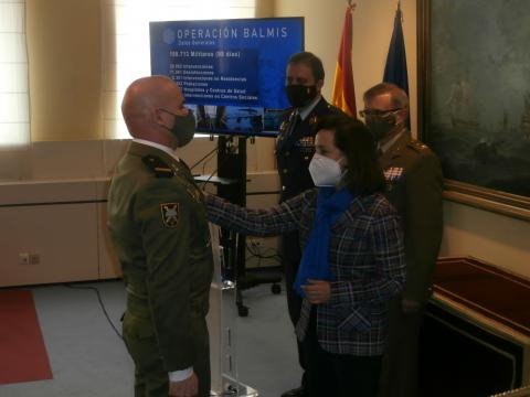 La ministra Robles condecora a un cabo 1º destacado en la lucha contra el coronavirus