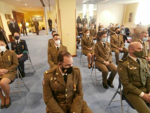 Los militares de tropa condecorados con la medalla de la Operación Balmis atienden en la ceremonia