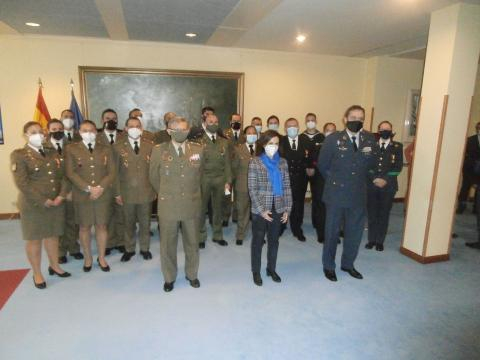 Robles y mandos de las FAS posan junto a los soldados condecorados