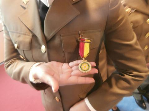 Una soldado galardonada muestra el detalle de su condecoración