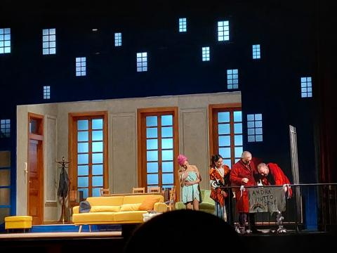 Risate e riflessioni nella commedia “Ehi… Prof Posso venire la prossima volta?“