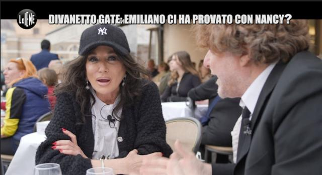 Nancy Dell'Olio durante il servizio sul Divanetto Gate. © Immagine Mediaset